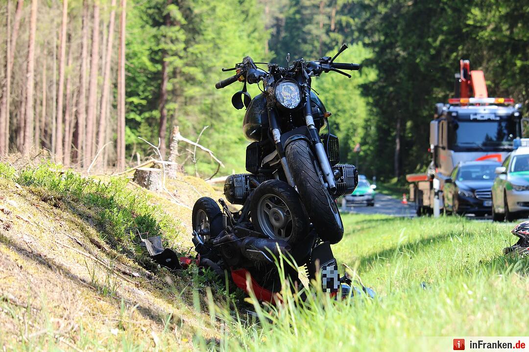 Ausfahrt mit dem Roller endet tödlich: Biker kollidieren auf Kreisstraße bei Pegnitz