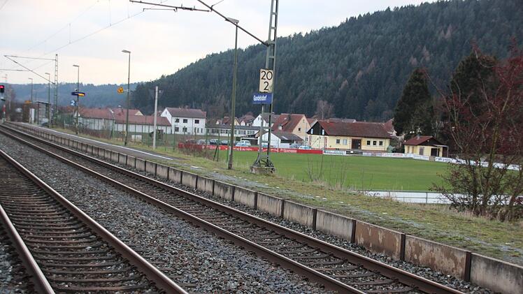 Direkt neben den Gleisen trägt der TSV Gundelsdorf seine Heimspiele aus. Foto: Andreas Schmitt