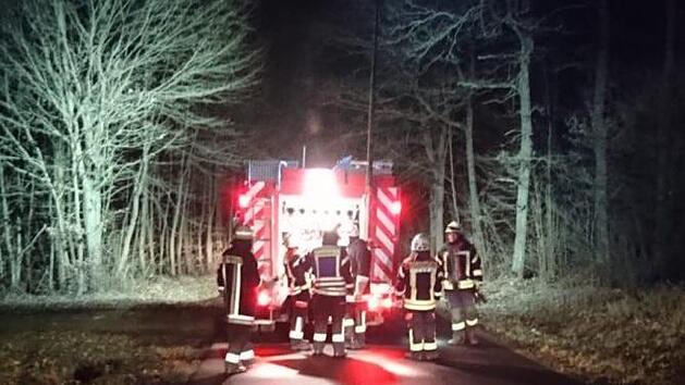 Die Feuerwehr Poppenlauer leuchtet den Wald in Richtung Wermerichshausen aus. Sp&auml;ter wird die Stra&szlig;e gesperrt. Fabian Hochrein/Feuerwehr Poppenlauer