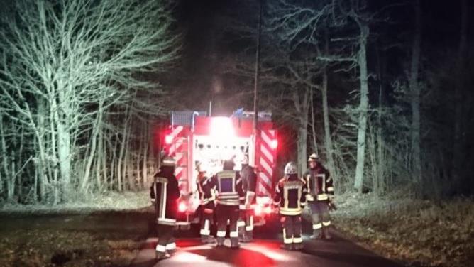 Die Feuerwehr Poppenlauer leuchtet den Wald in Richtung Wermerichshausen aus. Später wird die Straße gesperrt. Fabian Hochrein/Feuerwehr Poppenlauer
