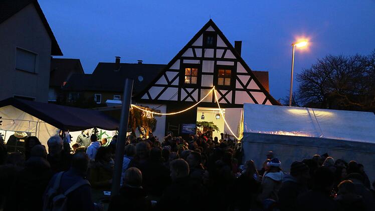 Vorweihnachtliches Ambiente am Haus der Feuerwehr Foto: Franz Galster