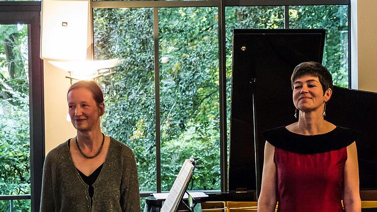 Nele Gram&szlig; (rechts) und Anne-Kathrein Jordan gestalten am Samstag einen Liederabend im "Haus des Gastes" in Bad Rodach.Foto: Jochen Berger