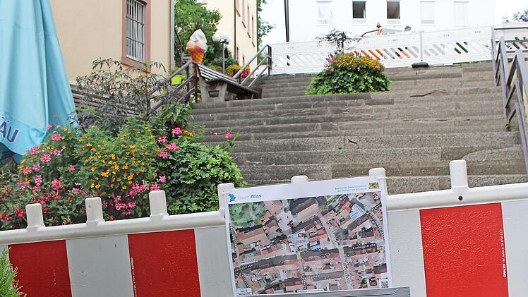 Ab sofort ist die baufällige Treppe am Marktplatz wegen Abbruchgefahr kurzfristig geschlossen. Im Stadtrat wurde diskutiert, wie sie wieder öffentlich begehbar gemacht werden kann.