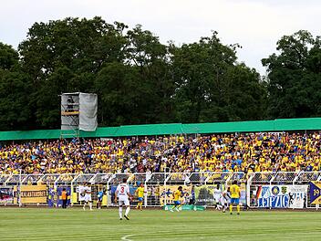 Fan-Block des 1.FC Lok Leipzig: Während eines Relegationsspiels gegen TSV Havelse gab es offenbar einen Angriff auf einen Reporter.