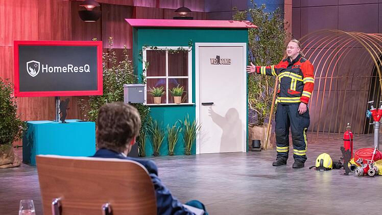 Feuerwehrmann Leonard Mergel stellt sein digitales Notfall-Informationssystem HomeResQ vor.