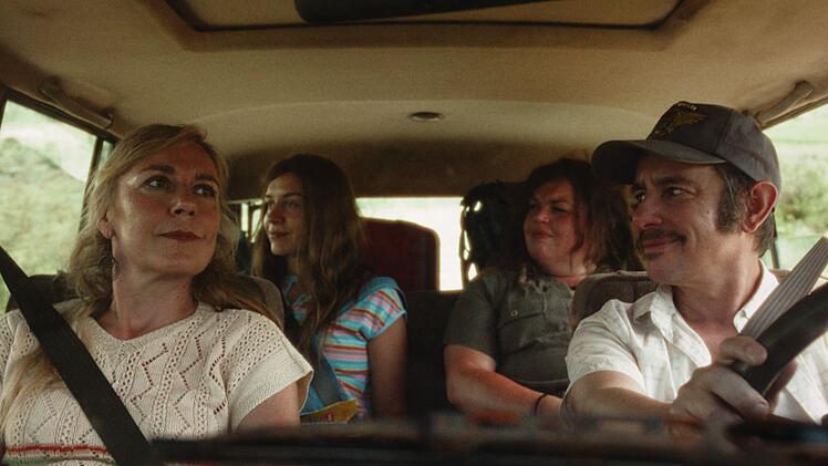 Fr&uuml;her sind die Schwestern Anna (Emma Rotsaert, hinten links) und Kat (Marjan De Schutter, hinten rechts) gemeinsam mit ihren Eltern (Sofie Decleir und Nico Sturm) nach Spanien gefahren.