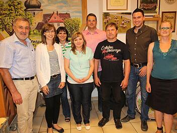 Von rechts: Kassenverwalterin Karina Schmeußer, Markus Schug, Josef Weiß, Dirigent Daniel Dippold, Schriftführerin Kristina Herbst, Kerstin Först, Karin Nüßlein und Bürgermeister Helmut Krämer Foto: Georg Wolf