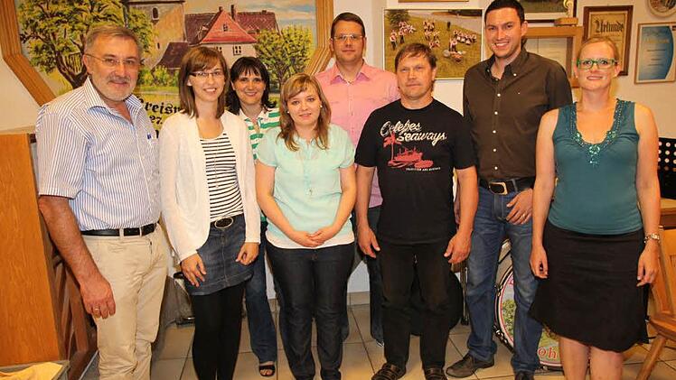 Von rechts: Kassenverwalterin Karina Schmeußer, Markus Schug, Josef Weiß, Dirigent Daniel Dippold, Schriftführerin Kristina Herbst, Kerstin Först, Karin Nüßlein und Bürgermeister Helmut Krämer Foto: Georg Wolf
