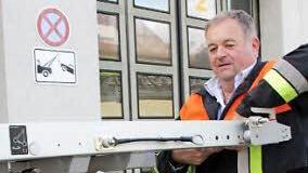 Der "Zapfen" der Trage wird in die Halterung gesteckt und arretiert.