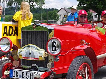 Manfred und Jutta Leser passieren mit ihrem knallroten Fiat Spinto Monza (Baujahr 1925) den Kontrollpunkt auf dem Schützenplatz. Dort werden sie von (hinten, v. l.) Saskia Linke, Luisa Trebes und Harald Rabe in Empfang genommen. Foto: Marco Meißner