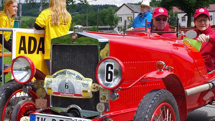 Manfred und Jutta Leser passieren mit ihrem knallroten Fiat Spinto Monza (Baujahr 1925) den Kontrollpunkt auf dem Schützenplatz. Dort werden sie von (hinten, v. l.) Saskia Linke, Luisa Trebes und Harald Rabe in Empfang genommen. Foto: Marco Meißner