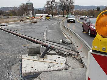 Der Straßenabschnitt links von der Absperrung wird ab Montag asphaltiert.  Foto: Friedwald Schedel