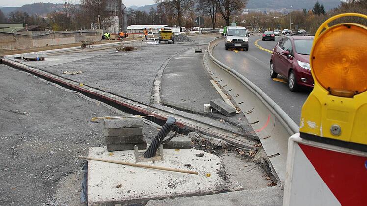 Der Straßenabschnitt links von der Absperrung wird ab Montag asphaltiert.  Foto: Friedwald Schedel