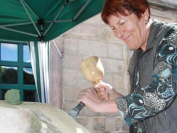 Vorher - nachher: Carmen Müller hat bei einem früheren Workshop im Rahmen der Sommerkunstwochen im Langheimer Amtshof unter der Anleitung von Bildhauer Peter May ihren Steinblock in eine Windsbraut verwandelt.  Foto: Dagmar Besand
