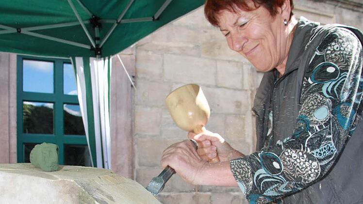 Vorher - nachher: Carmen Müller hat bei einem früheren Workshop im Rahmen der Sommerkunstwochen im Langheimer Amtshof unter der Anleitung von Bildhauer Peter May ihren Steinblock in eine Windsbraut verwandelt.  Foto: Dagmar Besand
