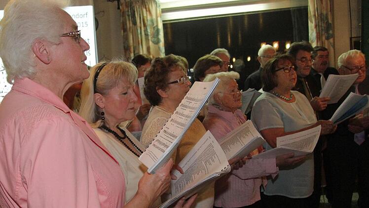 Der Jubelchor beim Auftritt. Foto: Sonja Adam