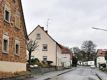 Der Gemeinderat Theres wurde in seiner Sitzung am Montagabend über die Vorgehensweise der Kanalüberprüfungen und -sanierungen informiert. Bürgermeister Matthias Schneider machte deutlich, dass im Fokus zunächst die Brunnenstraße in Untertheres sowie der Kahlberg (im Bild), der Brünnweg und die Peter-Wagner-Straße in Obertheres stehen müssten.  Foto: Ulrike Langer
