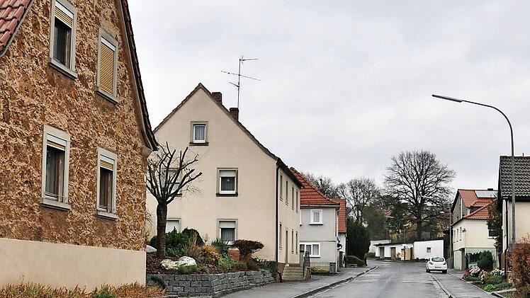 Der Gemeinderat Theres wurde in seiner Sitzung am Montagabend über die Vorgehensweise der Kanalüberprüfungen und -sanierungen informiert. Bürgermeister Matthias Schneider machte deutlich, dass im Fokus zunächst die Brunnenstraße in Untertheres sowie der Kahlberg (im Bild), der Brünnweg und die Peter-Wagner-Straße in Obertheres stehen müssten.  Foto: Ulrike Langer