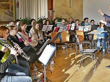Im großen Kursaal der FrankenTherme war Professor Johann Mösenbichler zu Gast. Er dirigiert das Orchester WiBraPhon, das gemeinsam mit Schülerinnen und Schülern der Berufsfachschule für Musik Bad Königshofen am Sonntag, 28. Februar, in der Stadtpfarrkirche um 16 Uhr zu hören ist.  Text/Foto: Hanns Friedrich