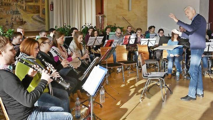 Im großen Kursaal der FrankenTherme war Professor Johann Mösenbichler zu Gast. Er dirigiert das Orchester WiBraPhon, das gemeinsam mit Schülerinnen und Schülern der Berufsfachschule für Musik Bad Königshofen am Sonntag, 28. Februar, in der Stadtpfarrkirche um 16 Uhr zu hören ist.  Text/Foto: Hanns Friedrich