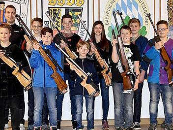 Die Jungschützen gehen bei der SG Rothenkirchen mit viel Freude ihrem Hobby nach. Das Bild zeigt (von links) Elias Raab, Bastian Tumbach, Jugendbetreuer Daniel Bergmann, Jugendsprecher Lukas Beetz, Jungschützenkönig Tim Baumstark, Johannes Müller, David Beetz, stellvertretende Jugendsprecherin Julia Geiger, Tim Fehn, Niklas Jungkunz, Marius Löffler, Jugendbetreuer Mathias Beetz und Johann Raab. Es fehlen, Maren Löffler und Jugendbetreuer Wolfgang Bergmann. Foto: Karl-Heinz Hofmann