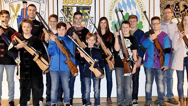 Die Jungschützen gehen bei der SG Rothenkirchen mit viel Freude ihrem Hobby nach. Das Bild zeigt (von links) Elias Raab, Bastian Tumbach, Jugendbetreuer Daniel Bergmann, Jugendsprecher Lukas Beetz, Jungschützenkönig Tim Baumstark, Johannes Müller, David Beetz, stellvertretende Jugendsprecherin Julia Geiger, Tim Fehn, Niklas Jungkunz, Marius Löffler, Jugendbetreuer Mathias Beetz und Johann Raab. Es fehlen, Maren Löffler und Jugendbetreuer Wolfgang Bergmann. Foto: Karl-Heinz Hofmann
