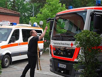 Kaplan Gerd-Richard Neumeier segnet die beiden neuen Fahrzeuge, die aus eigenen Mitteln des BRK und Geldern vom Bund angeschafft werden konnten. Foto: Gerhard Hoch