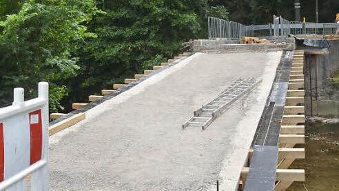 Die Brücke über die Haßlach, als Verbindung zwischen Gundelsdorf und Haig, wird derzeit repariert und an ihr wird auch eine Bestandssicherung vorgenommen.  Foto: Karl-Heinz Hofmann