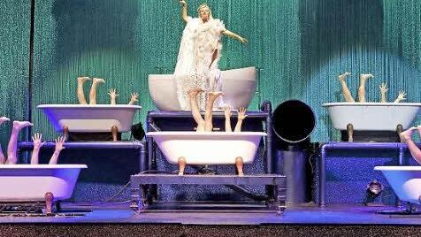 Das Wintervarieté in der Orangerie Herrenhausen zeigt die feuchtfröhliche Show "WET!". Foto: djd/Hannover Marketing und Tourismus/Lutske Veenstra