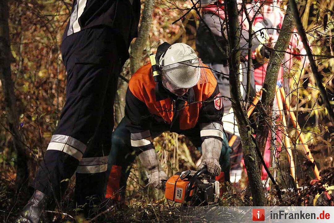 Pkw rollt bei Theres in Main: 23-Jährige stirbt