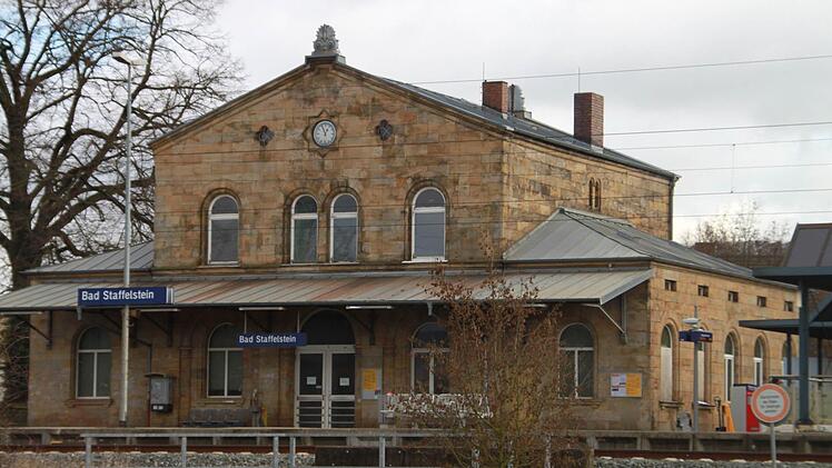 Für Zugreisende ist der Bahnhof das erste Gebäude, das sie in Bad Staffelstein sehen. Für die Umnutzung des leerstehenden historischen Gebäudes bieten sich mehrere Möglichkeiten an. Foto: Matthias Einwag