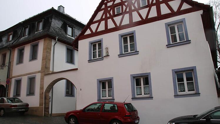 Für die Stadt Stadtsteinach zwei attraktive Objekte: Forstamtstraße 2 + 3, verbunden durch einen Torbogen  Foto: Dagmar Besand