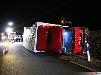 Überholmanöver schlug fehl: Lkw landet seitlich im Grün