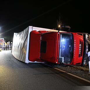 Überholmanöver schlug fehl: Lkw landet seitlich im Grün