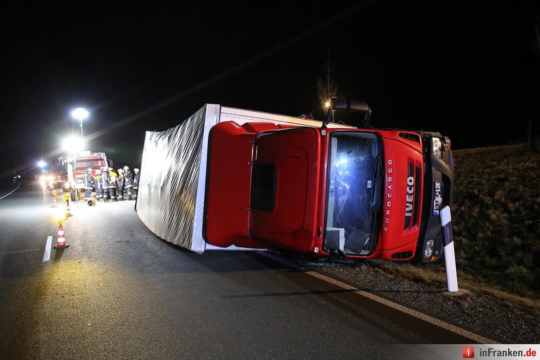 Überholmanöver schlug fehl: Lkw landet seitlich im Grün