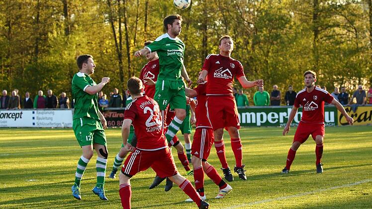 Szene vom Bezirksliga-Spitzenspiel SV Friesen - BSC Saas Bayreuth. Foto: Heinrich Weiß