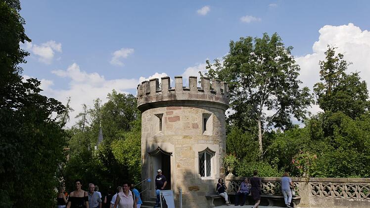 Besucher im Garten von Schloss Rosenau Foto: Manja von Nida