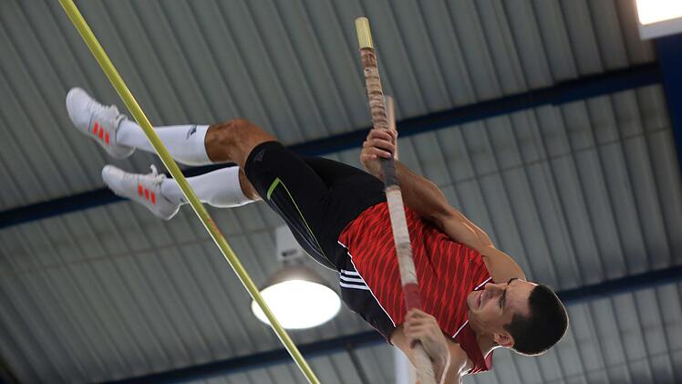 Der Herzogenauracher André Zahl übersprang 4,20 Meter im Stabhochsprung und holte sich den bayerischen Mehrkampf-Vizetitel bei den Herren. Foto: Sportfoto Kiefner