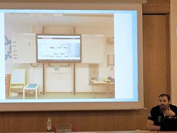 ITler Gerhard Lang stellte dem Gremium die digitale Tafel vor.  Foto: bs