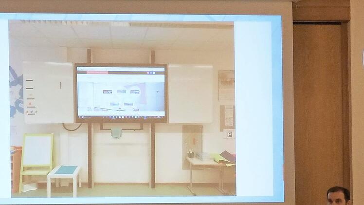 ITler Gerhard Lang stellte dem Gremium die digitale Tafel vor.  Foto: bs