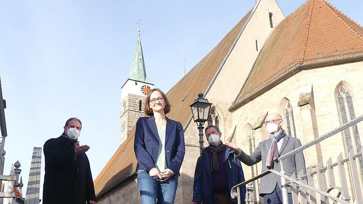 Im Foto vorne Verwaltungsleiterin Julia Hager und hinten Pfarrer Johannes Saffer, Pastoralreferent Thomas Matzick sowie  Helmut Hetzel, Leitender Pfarrer des Seelsorgebereichs.Manfred Welker