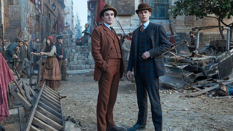 In "Young Sherlock" ermitteln James Moriarty (D&oacute;nal Finn, links) und Sherlock Holmes (Hero Fiennes) noch Seite an Seite.