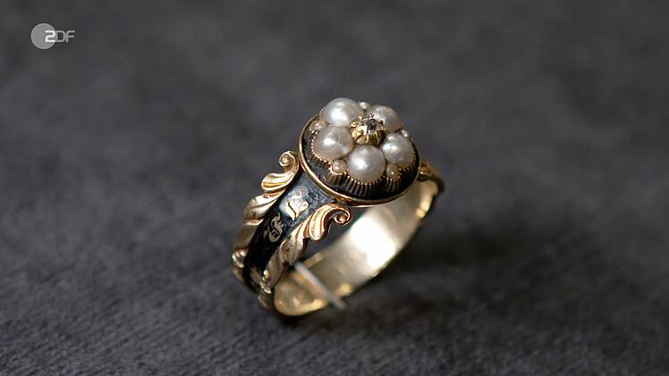 Der dritte Ring des Trios bestand aus 750er-Gold, war mit Diamant und Perlen besetzt und einer Punze zufolge 1810 in London gepr&uuml;ft.