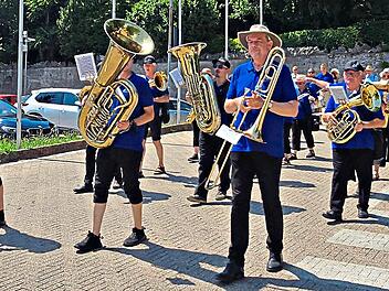 Marsch der Adelsdorfer Musikanten in Uggiate con Ronago bei 40 Grad zum Festplatz. Johanna Blum