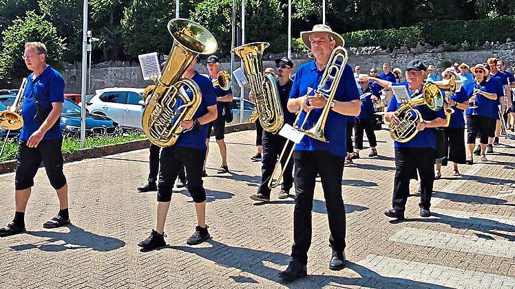Marsch der Adelsdorfer Musikanten in Uggiate con Ronago bei 40 Grad zum Festplatz. Johanna Blum