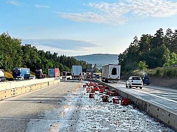 Alkoholfreies Bier ergoss sich nach einem Unfall auf der A 9 bei Himmelkron auf der Fahrbahn.Polizei