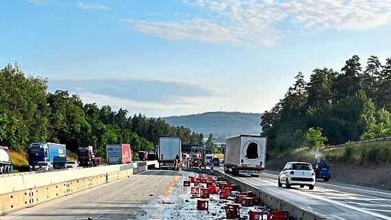 Alkoholfreies Bier ergoss sich nach einem Unfall auf der A 9 bei Himmelkron auf der Fahrbahn.Polizei