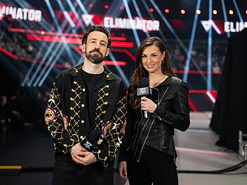 Gladiators - Die Show der Giganten Jan Köppen und Laura Wontorra moderieren das Spektakel als Field Reporter. Beide taten sich mit der gescripteten Drumrum-Show noch schwer.