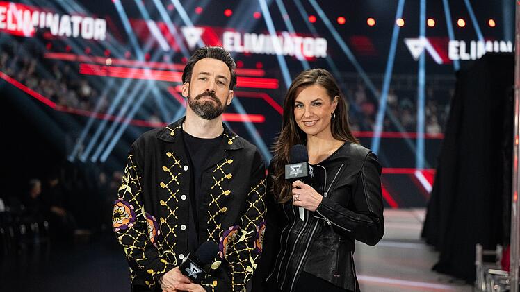 Jan K&ouml;ppen und Laura Wontorra moderieren das Spektakel als Field Reporter. Beide taten sich mit der gescripteten Drumrum-Show noch schwer.