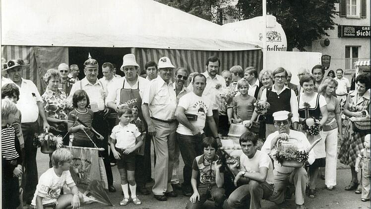 Die siebziger und achtziger Jahre sind die Blütezeit des Gasthauses "Siedlerheim" (im Hintergrund) - hier beim Kerwa-Rumspielen 1979.